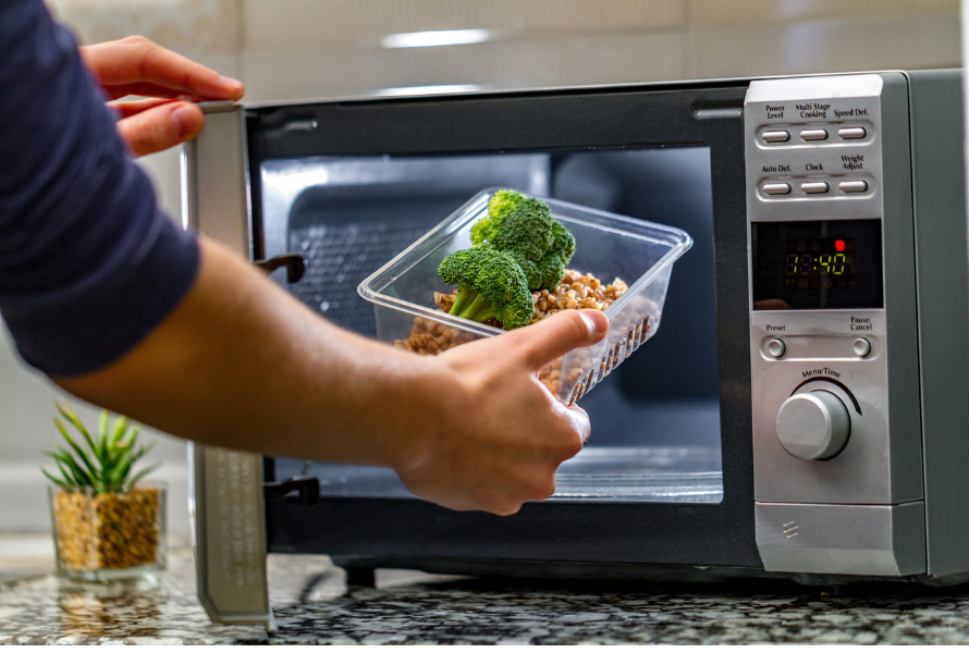 Which types of plastic can be used in the microwave?